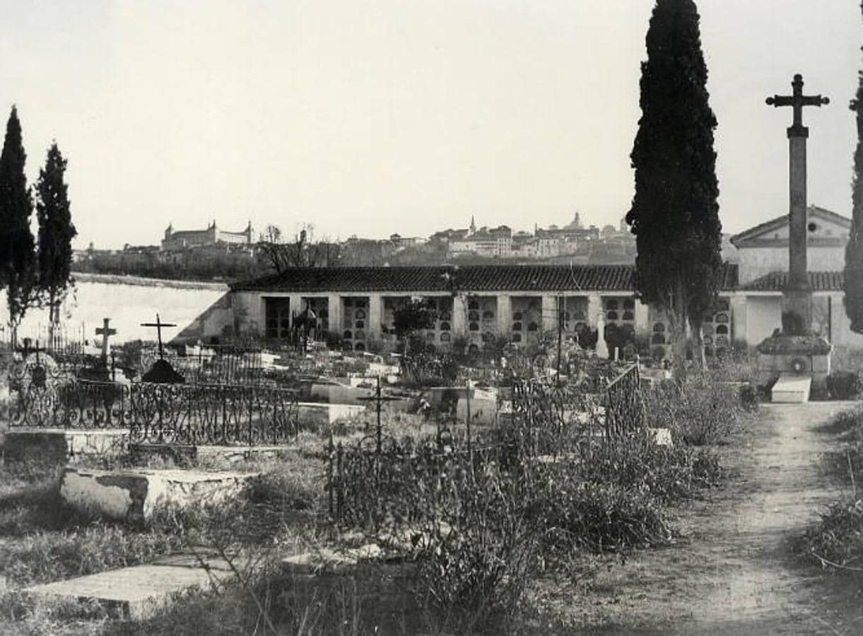 Aspecto del cementerio viejo de la Vega Baja, sin uso desde 1893, en una imagen fechada a principios del siglo XX. Archivo Municipal de Toledo. Colección Luis Alba. 
