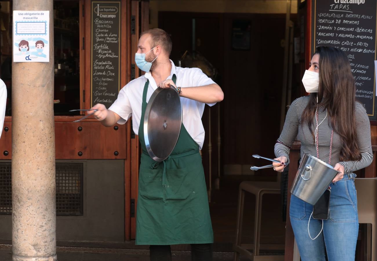 En imágenes, cacerolada de protesta de la hostelería sevillana