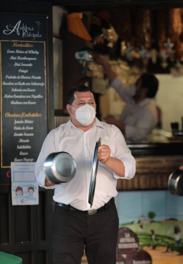 En imágenes, cacerolada de protesta de la hostelería sevillana