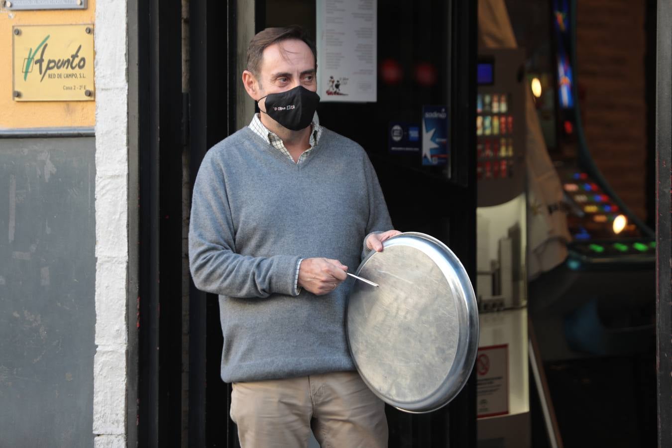 En imágenes, cacerolada de protesta de la hostelería sevillana