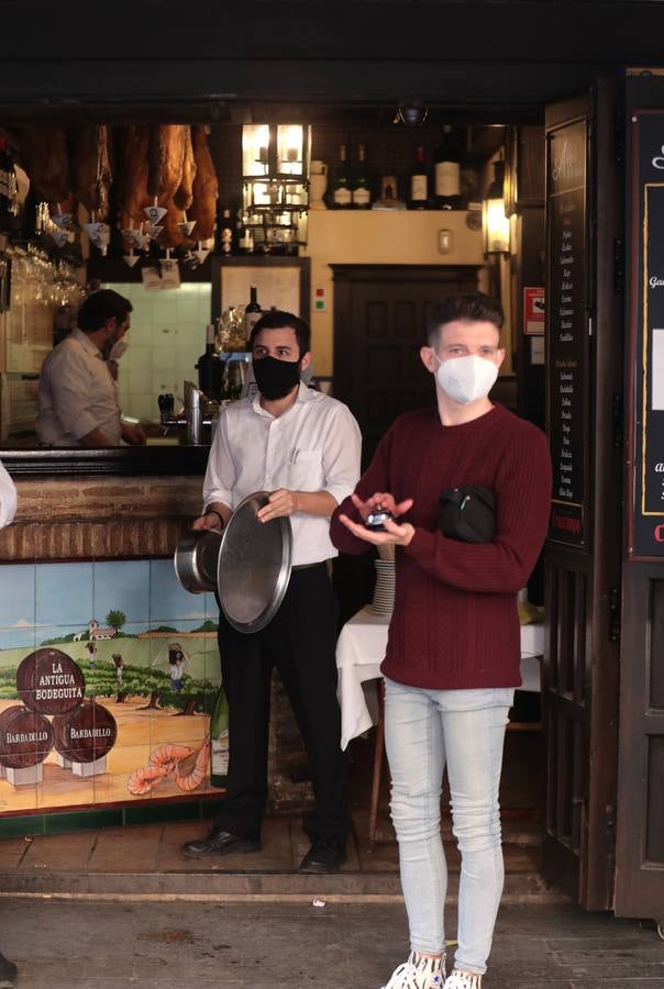 En imágenes, cacerolada de protesta de la hostelería sevillana