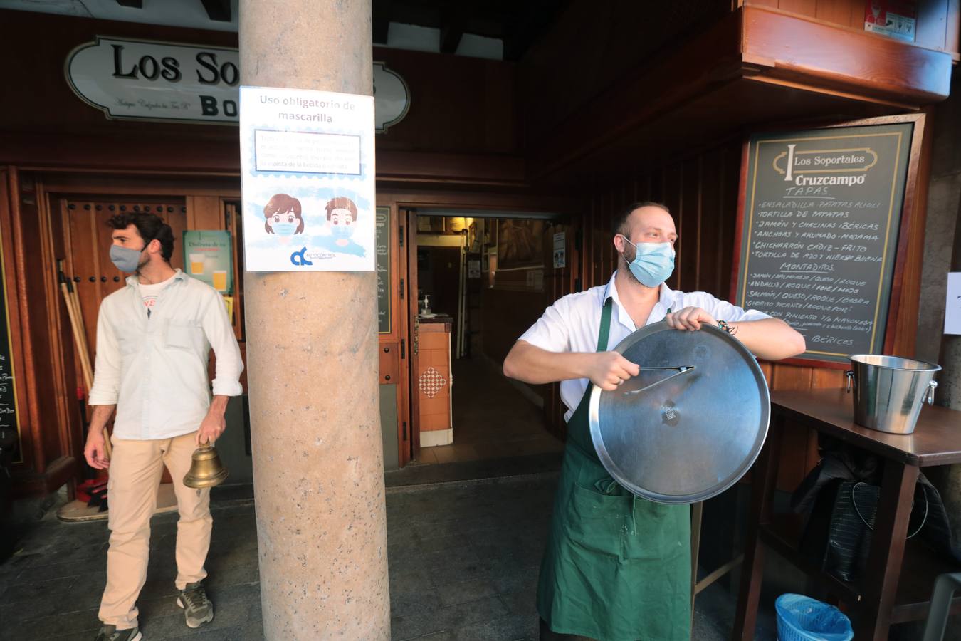 En imágenes, cacerolada de protesta de la hostelería sevillana