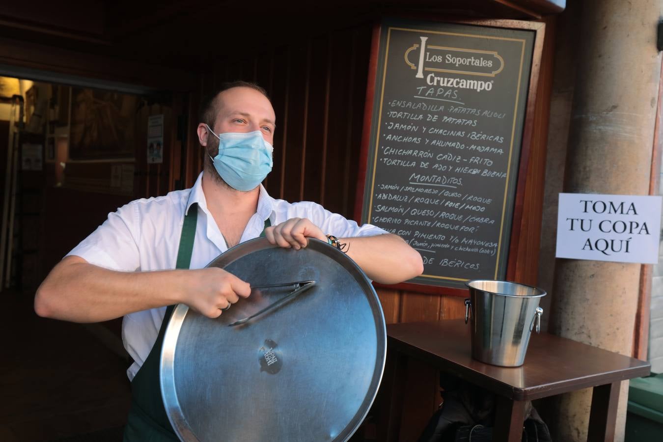 Cacerolada de bares y restaurantes de Sevilla contra la norma anti Covid que les obliga a cerrar a las seis