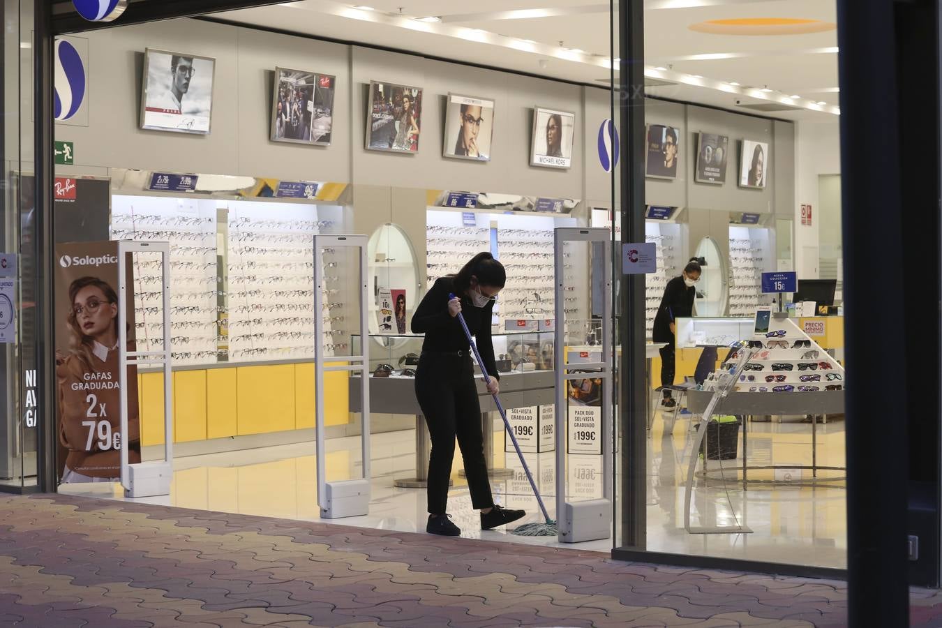 Primer día del cierre de los comercios no esenciales a las seis en Sevilla