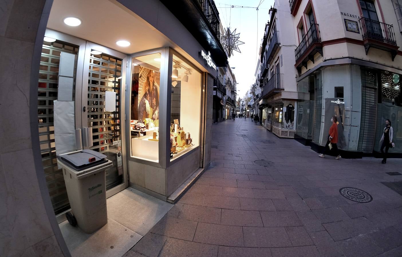 Primer día del cierre de los comercios no esenciales a las seis en Sevilla