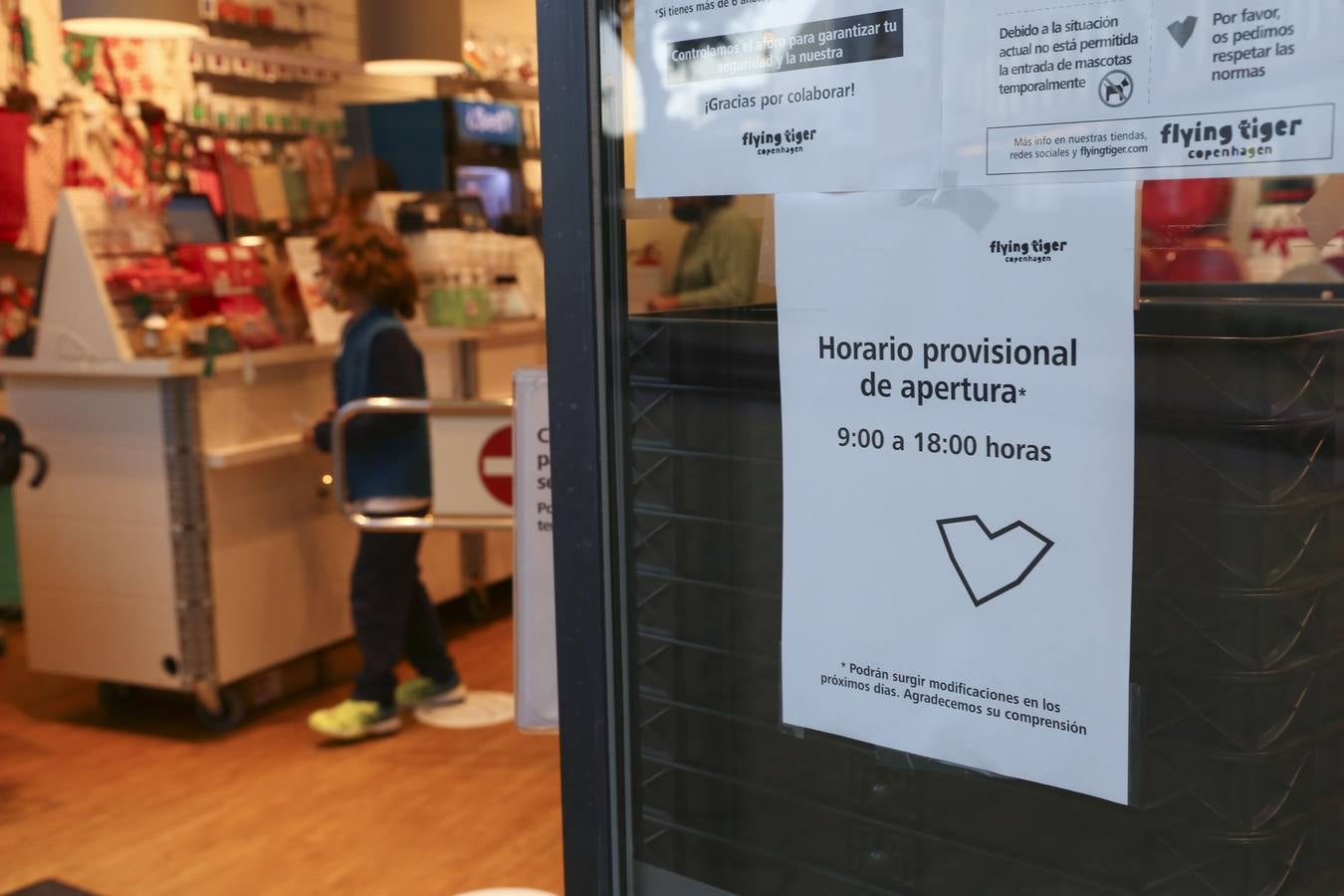 Primer día del cierre de los comercios no esenciales a las seis en Sevilla