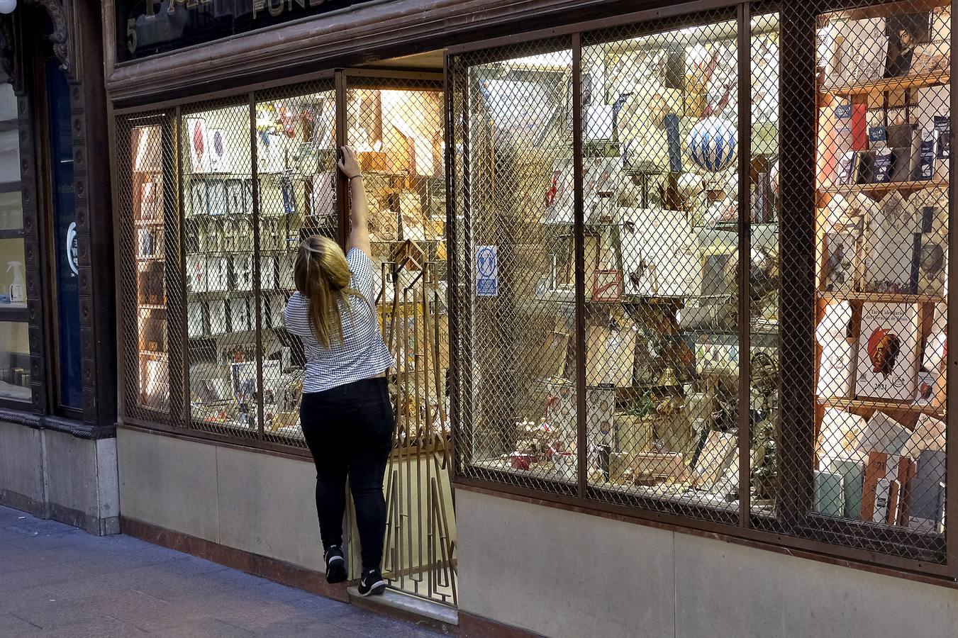 Primer día del cierre de los comercios no esenciales a las seis en Sevilla