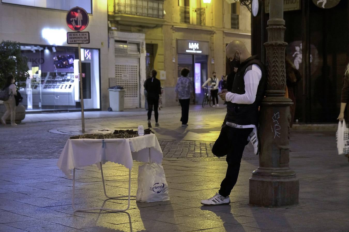 Primer día del cierre de los comercios no esenciales a las seis en Sevilla