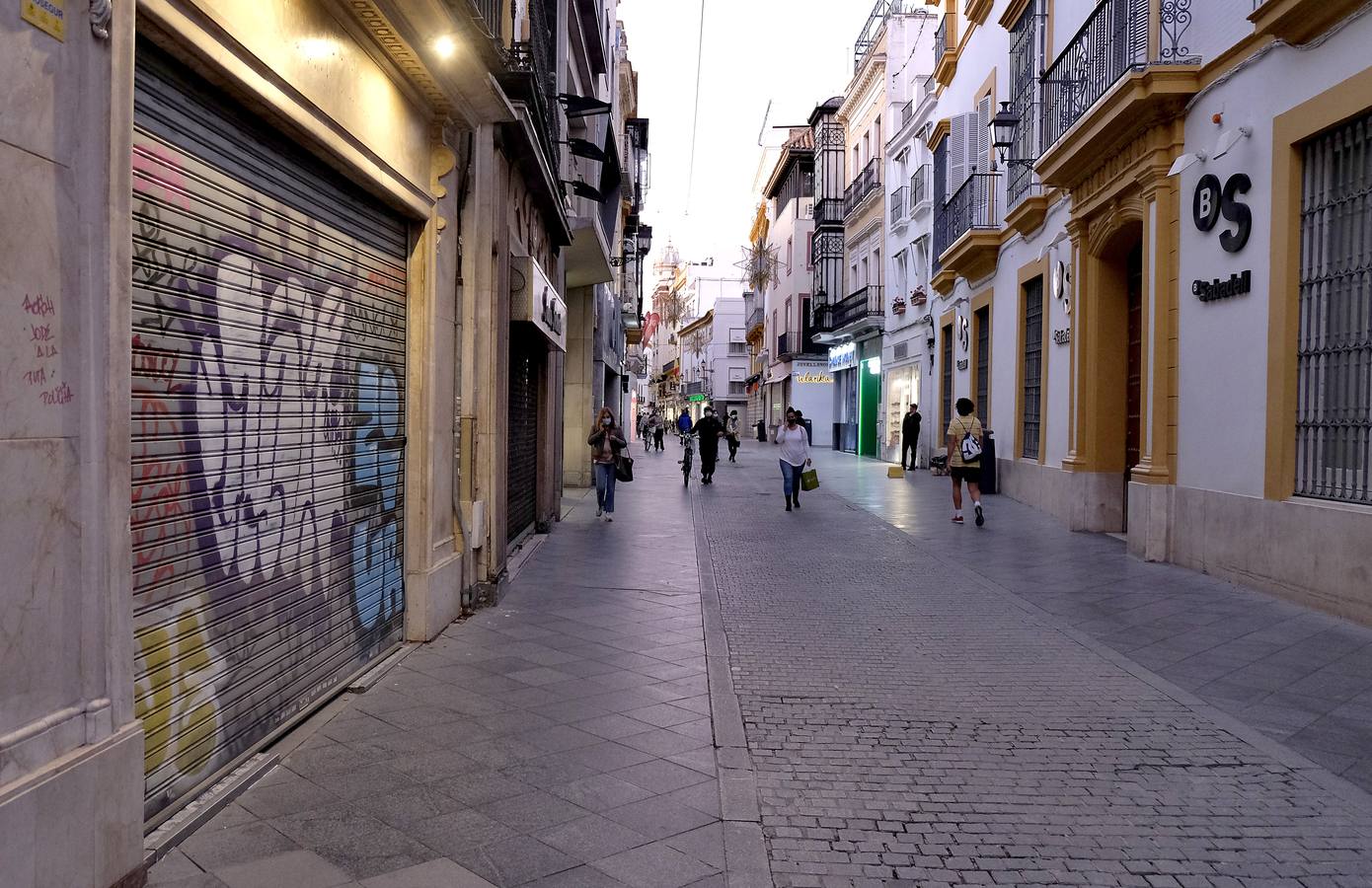 Primer día del cierre de los comercios no esenciales a las seis en Sevilla