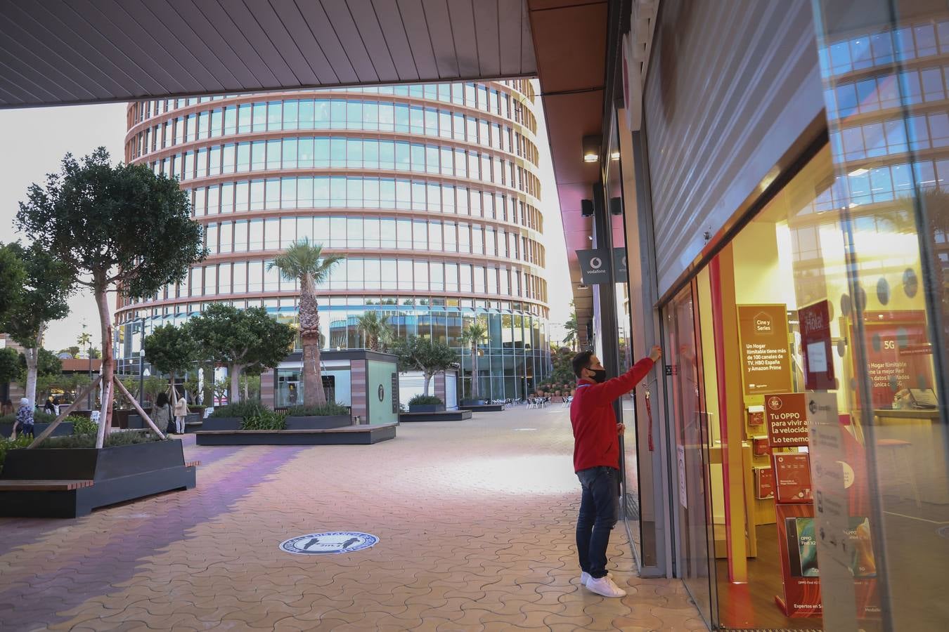 Primer día del cierre de los comercios no esenciales a las seis en Sevilla