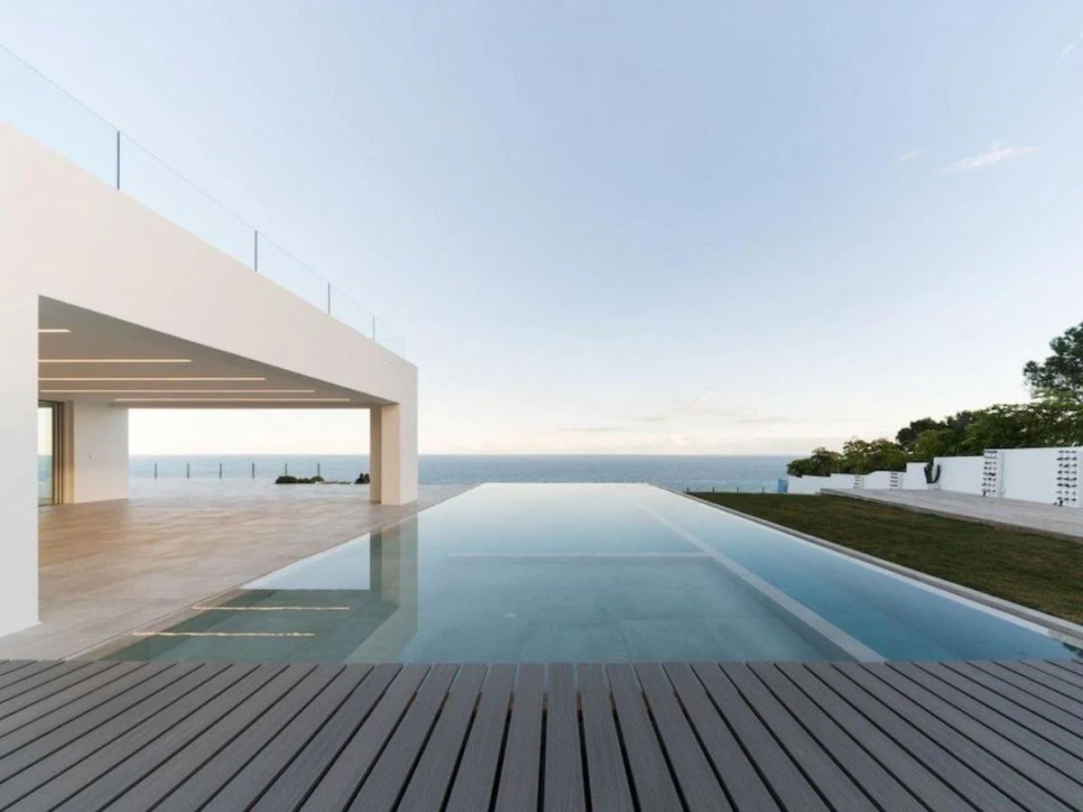Chalet en Jávea (Alicante). Cuenta con 6 habitaciones con baño y amplias zonas de estar con vistas al Mediterráneo. Su piscina es impresionante. Precio: 4.400.000€.