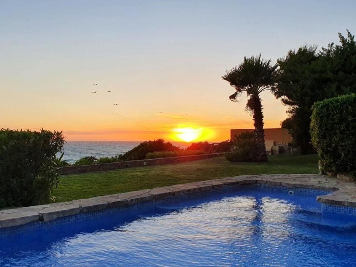 Chalet en Conil de la Frontera (Cádiz). Con más de 1.000 metros cuadrados de parcela, piscina privada, acceso directo a la playa y gran porche. Precio: 4.500.000€.