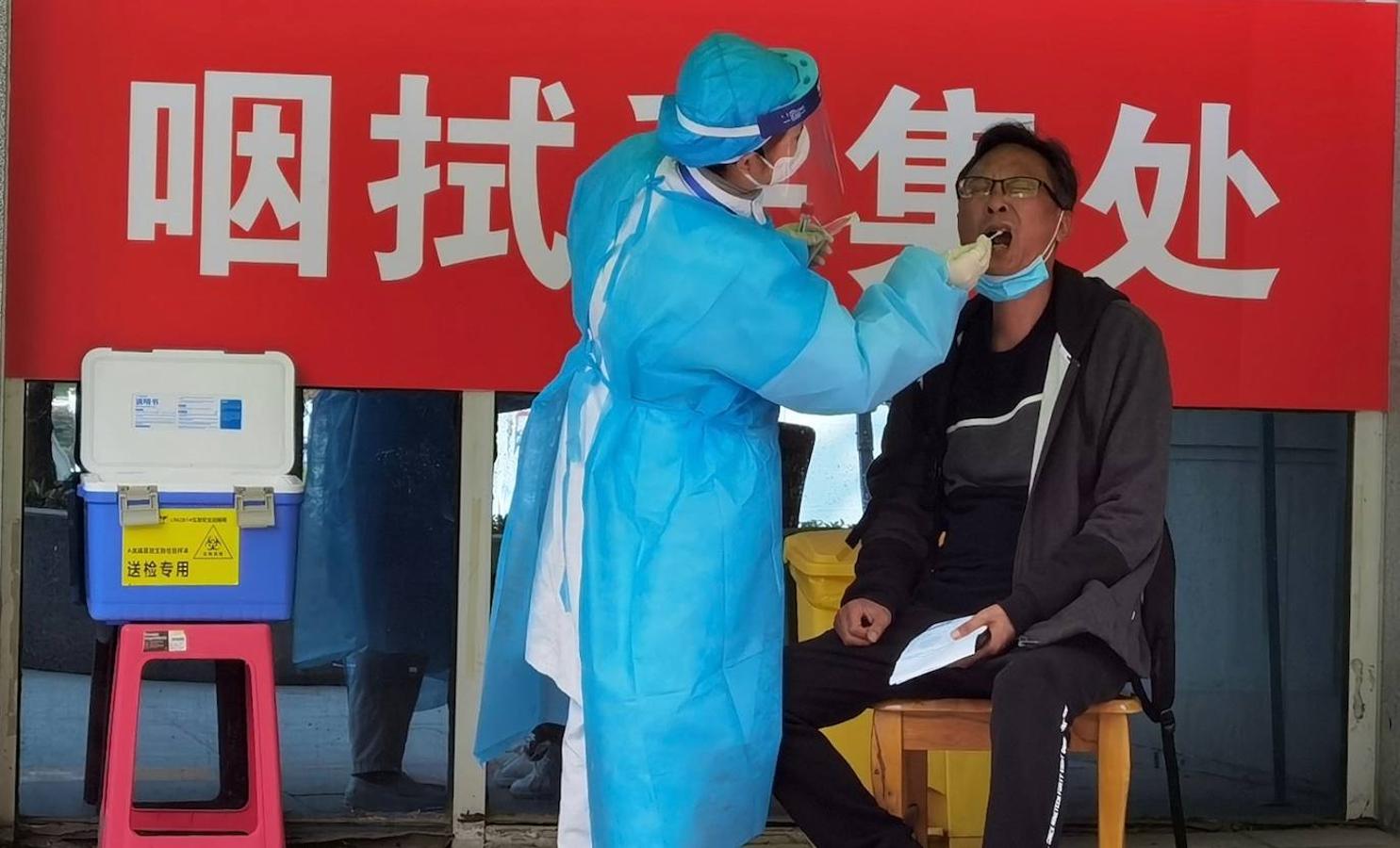 Aunque el coronavirus está oficialmente controlado en Wuhan y el resto de China, se siguen haciendo pruebas PCR, como estas del Hospital Jinyintan, por motivos laborales o para viajar. 