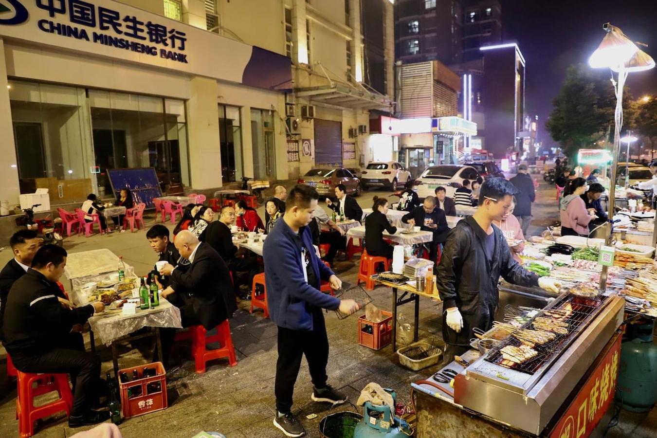 Los puestos callejeros de comida vuelven a llenarse en Wuhan tras el control del coronavirus en China. 