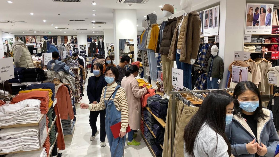 Todavía gradual por la incertidumbre al futuro, la vuelta del consumo es uno de los signos de la recuperación económica de Wuhan tras el coronavirus. 