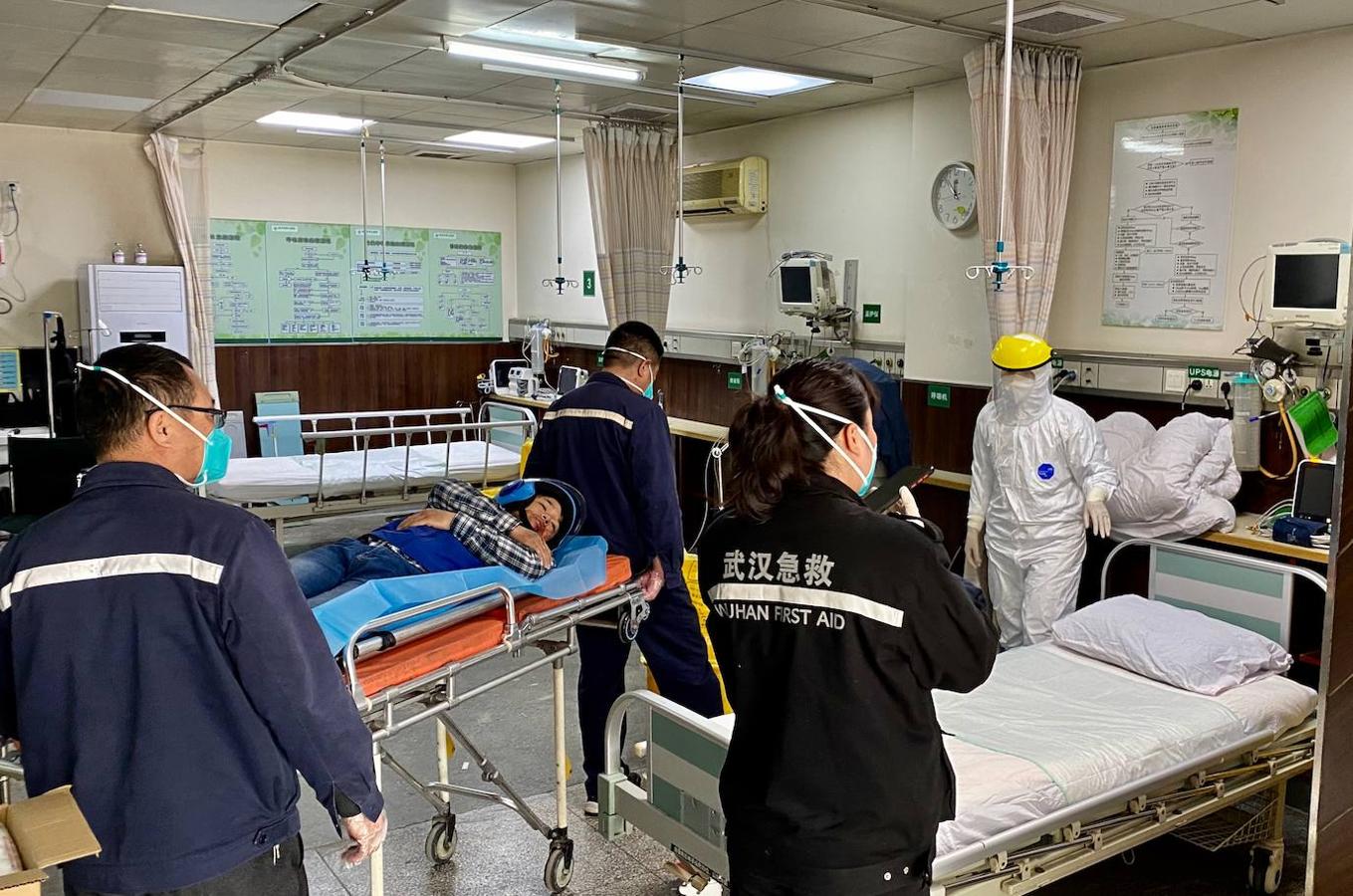 Aunque el coronavirus está controlado en China, los enfermeros de las urgencias siguen pertrechándose con trajes especiales, como este del Hospital Número 7. 