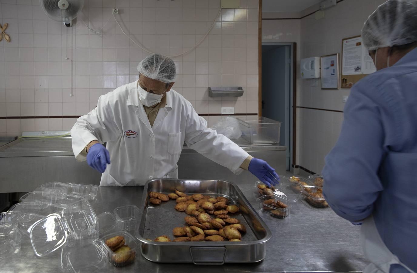 Las fotos del Covid: la caridad de las Hijas de San Vicente de Paúl en Triana