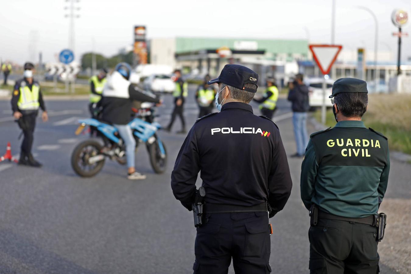 Los controles policiales en Córdoba por el confinamiento, en imágenes