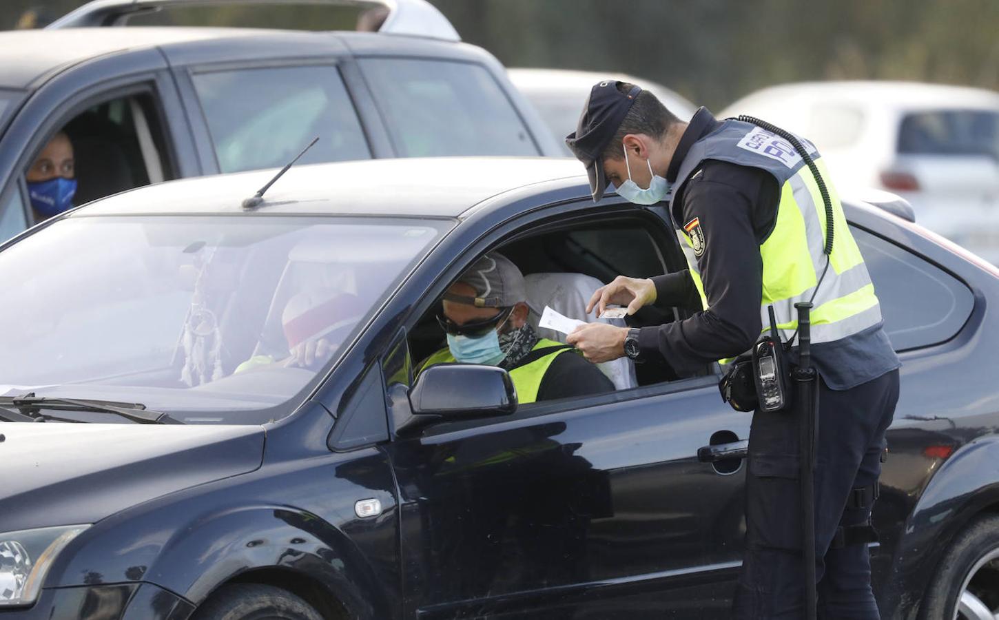 Los controles policiales en Córdoba por el confinamiento, en imágenes