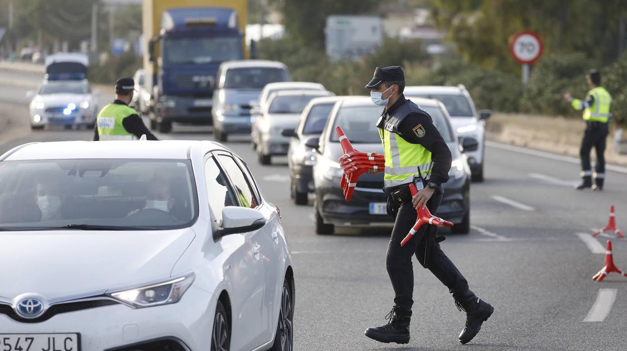 Los controles policiales en Córdoba por el confinamiento, en imágenes