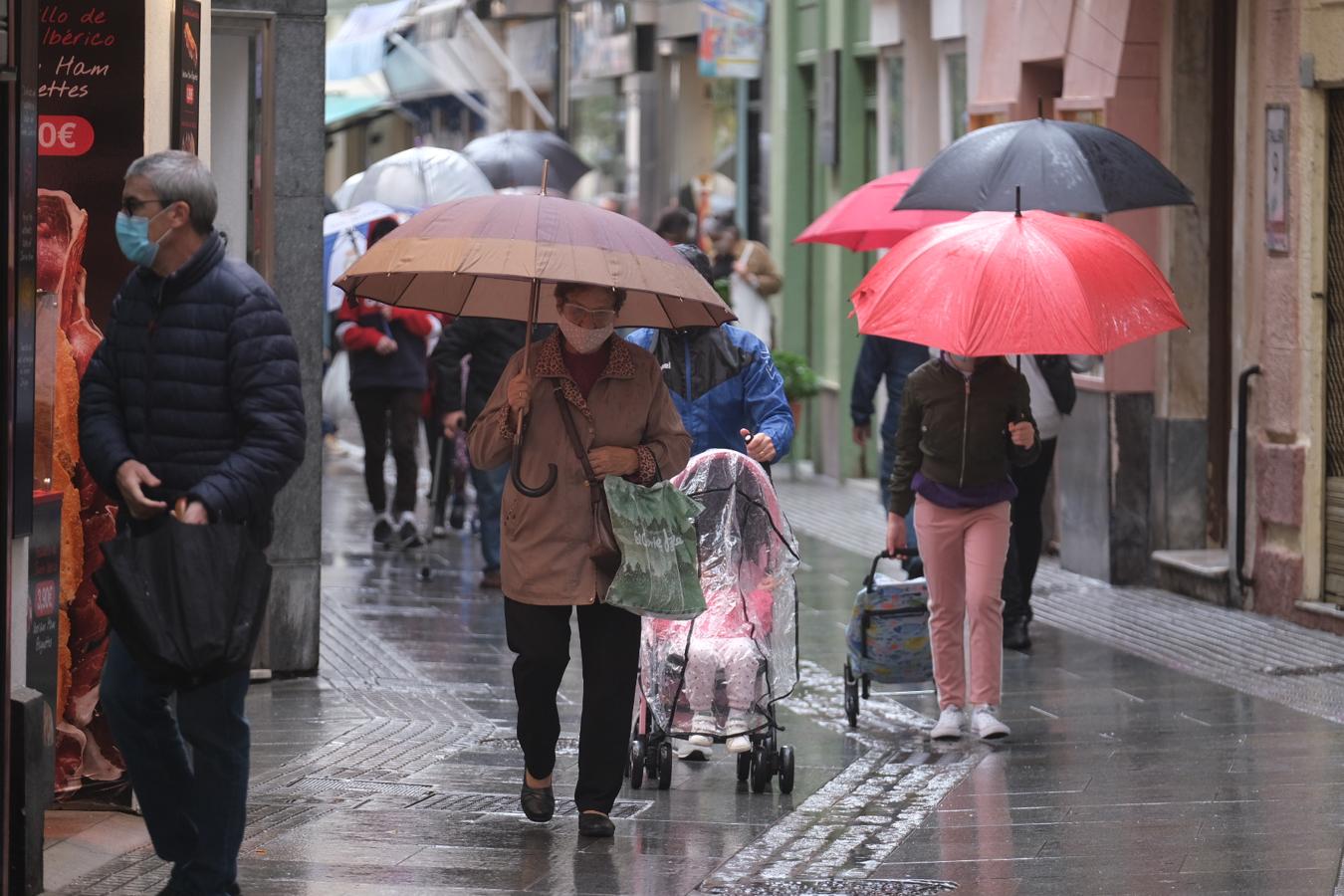 FOTOS | Sábado de lluvia en Cádiz que invita a quedarse en casa