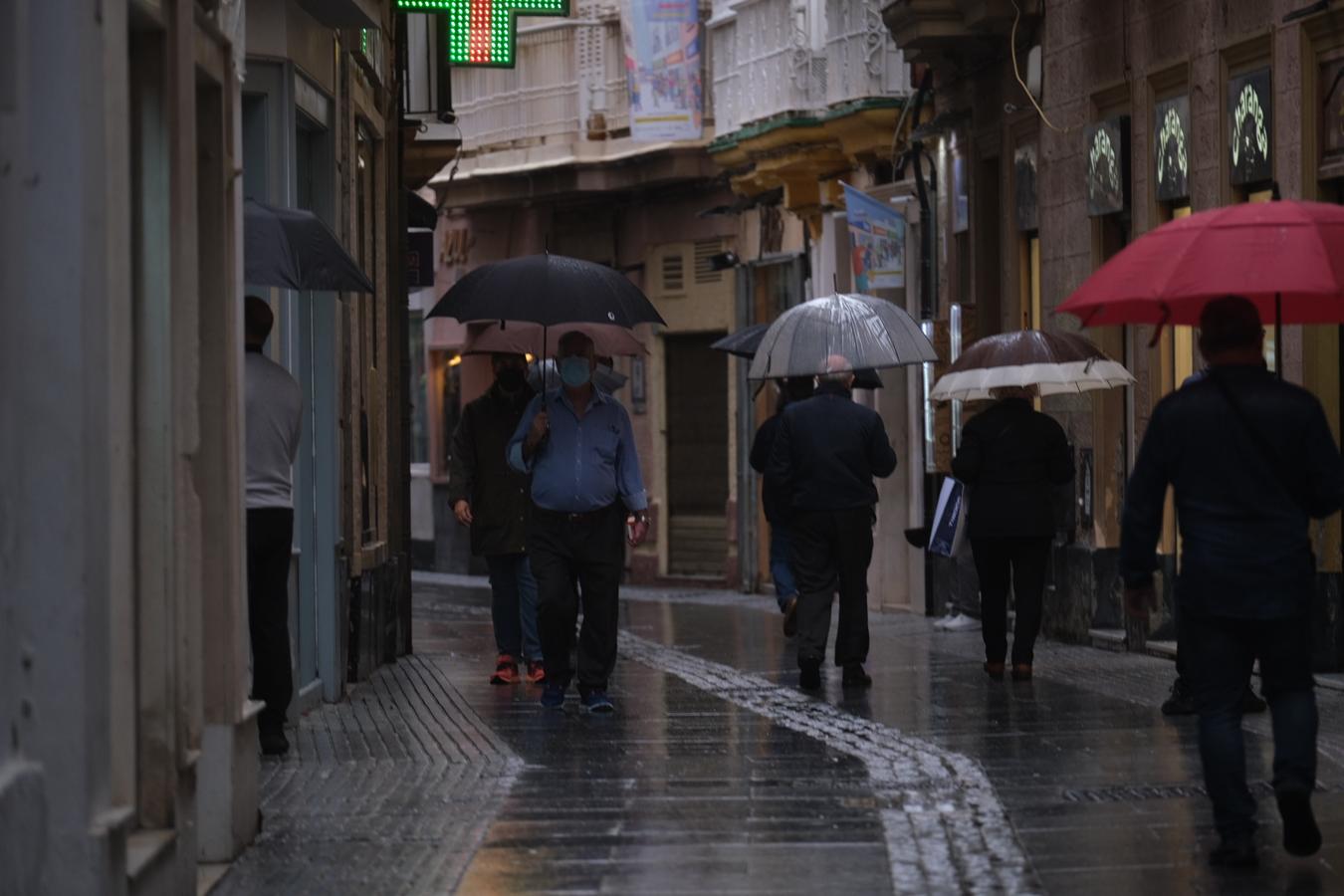 FOTOS | Sábado de lluvia en Cádiz que invita a quedarse en casa