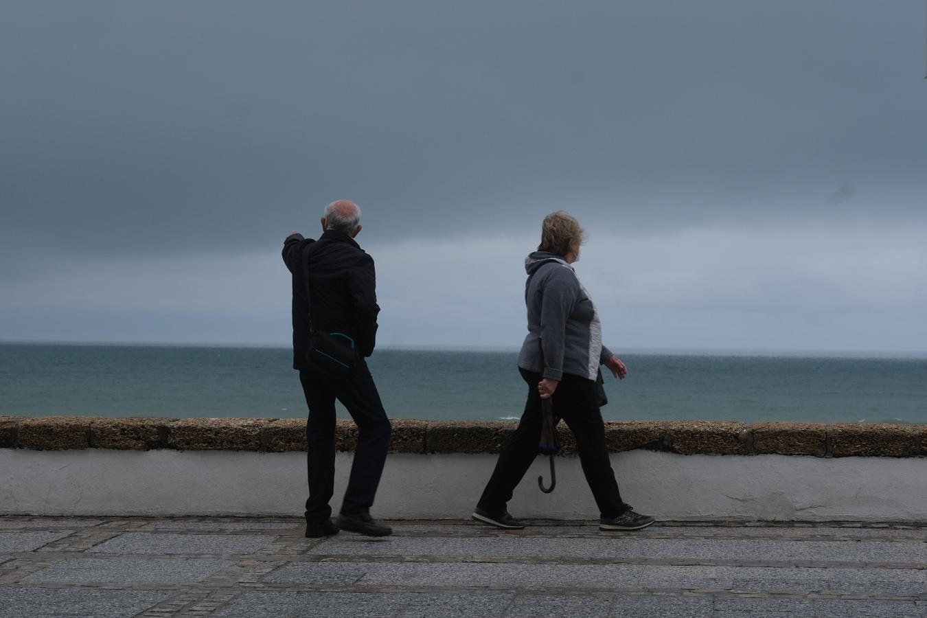 FOTOS | Sábado de lluvia en Cádiz que invita a quedarse en casa