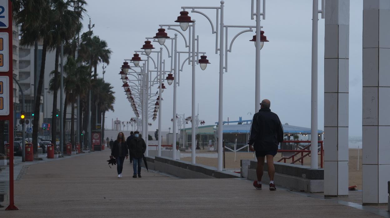 FOTOS | Sábado de lluvia en Cádiz que invita a quedarse en casa