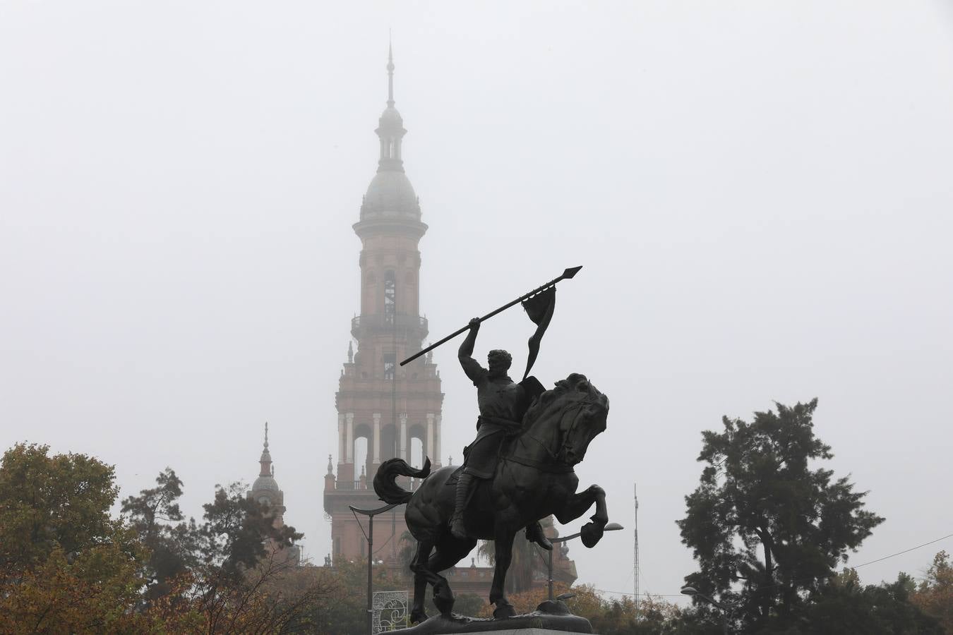 En imágenes, la niebla cubre por completo Sevilla