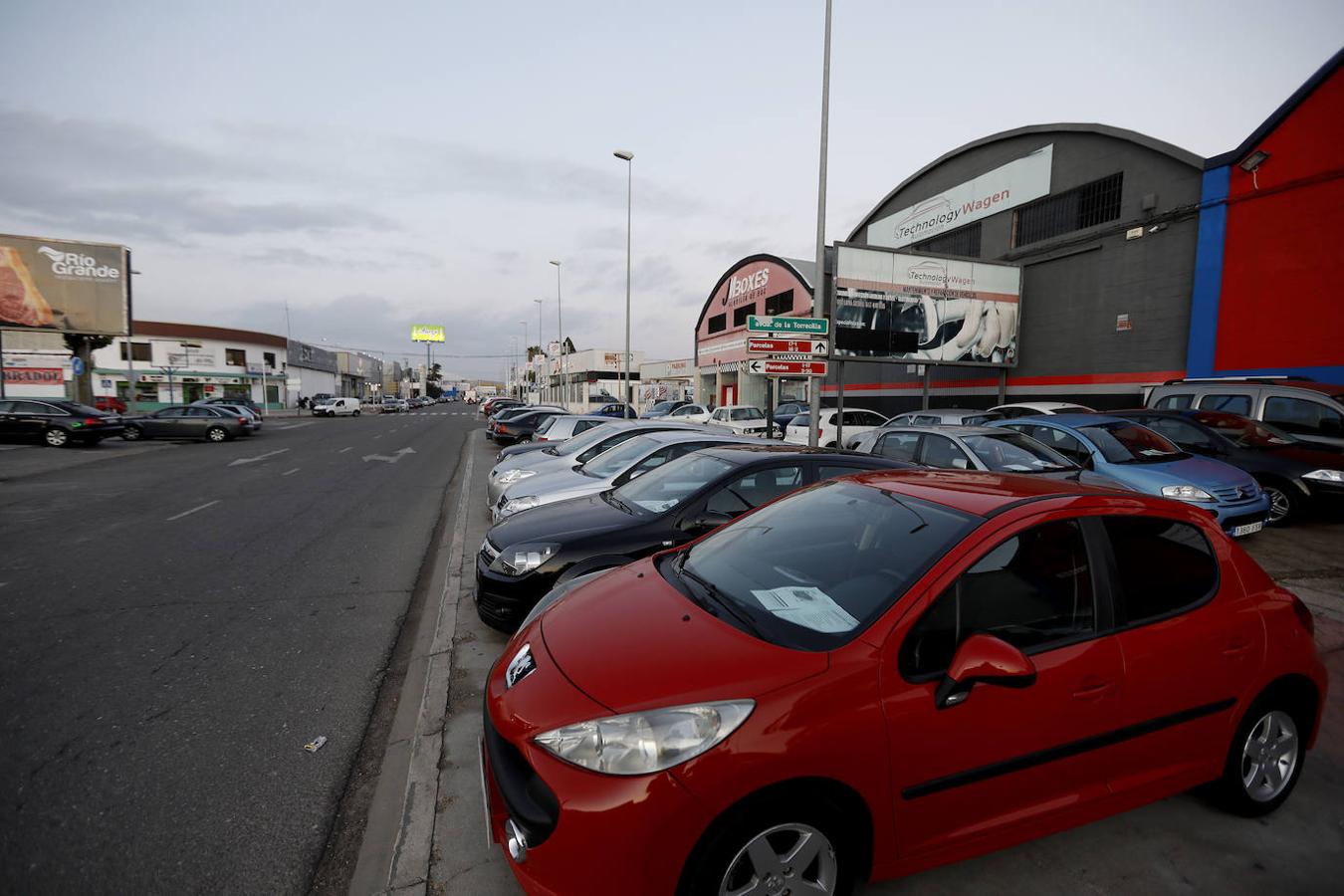 Los polígonos de Córdoba al atardecer y cesar la actividad, en imágenes