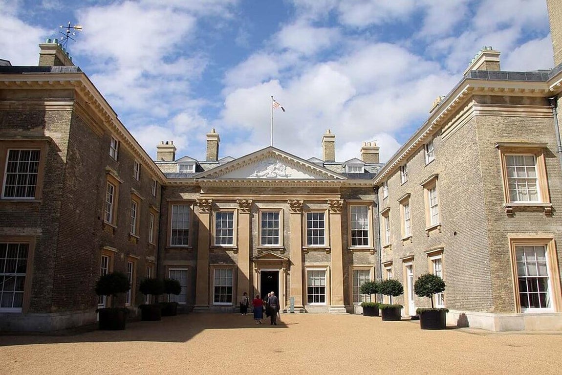 Althorp House, la mansión donde creció Diana de Gales. Althorp House pertenece en la actualidad al hermano de la difunta Diana, Charles Spencer, que desde hace varios años ha transformado parte de la casa que los vio crecer en un museo abierto al público que le reporta grandes beneficios.