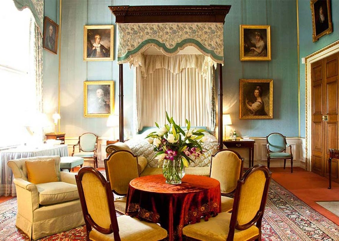 Althorp House, la mansión donde creció Diana de Gales. Uno de los puntos clave que lo han convertido en uno de los lugares más visitados de Inglaterra reside en el hecho de que aquí se encuentran los restos mortales de Diana de Gales, concretamente en la isla del lago de Althorp. El enclave fue elegido para que los curiosos no pudieran acceder fácilmente y pudiese descansar en paz.