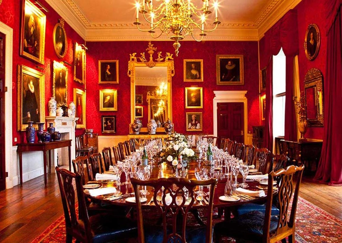 Althorp House, la mansión donde creció Diana de Gales. El aspecto de la mansión tal y como lo conocemos hoy día dista bastante del original, construido en ladrillo rojo. En el siglo XVIII y siguiendo las modas de la época se realizó una gran reforma en la fachada y el interior de la mano de Henry Holland, uno de los arquitectos más respetados de la época.