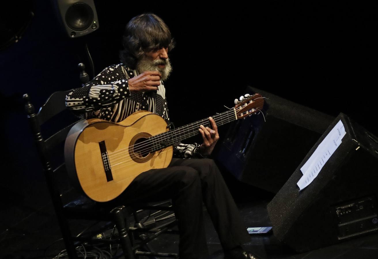 Caracafé hace hablar a su guitarra flamenca en Sevilla, en imágenes