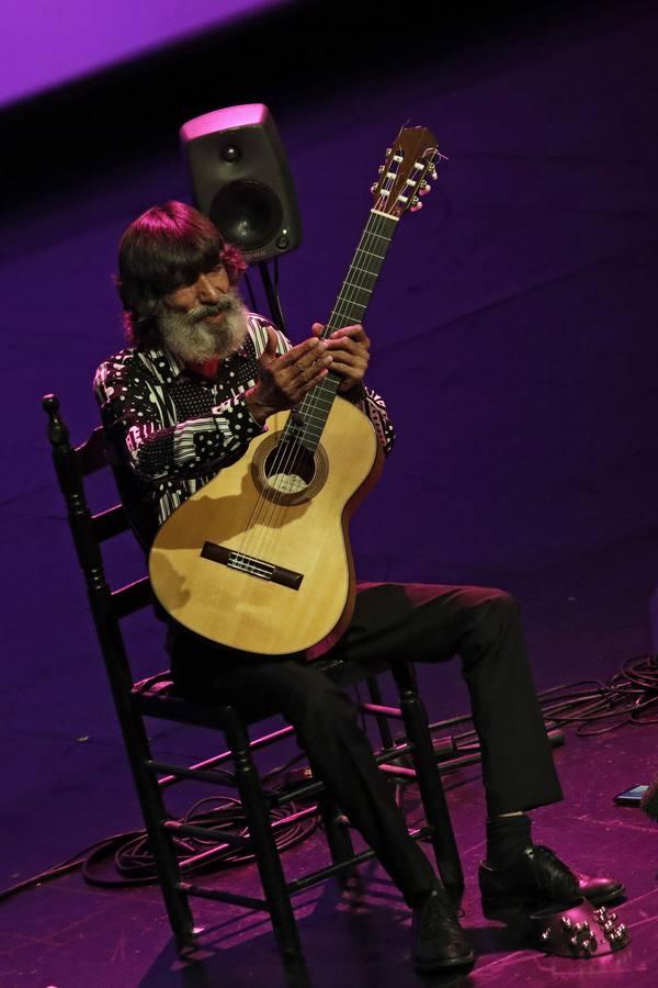 Caracafé hace hablar a su guitarra flamenca en Sevilla, en imágenes