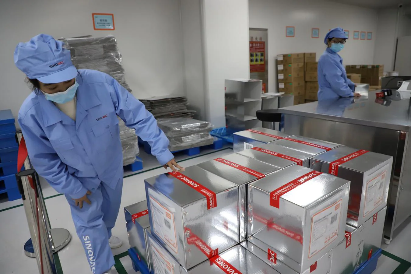 Tras dar buenos resultados en las dos primeras fases en China, la vacuna de Sinovac se halla en sus últimos ensayos clínicos con casi 30.000 voluntarios en Brasil, Turquía, Indonesia y Chile. 