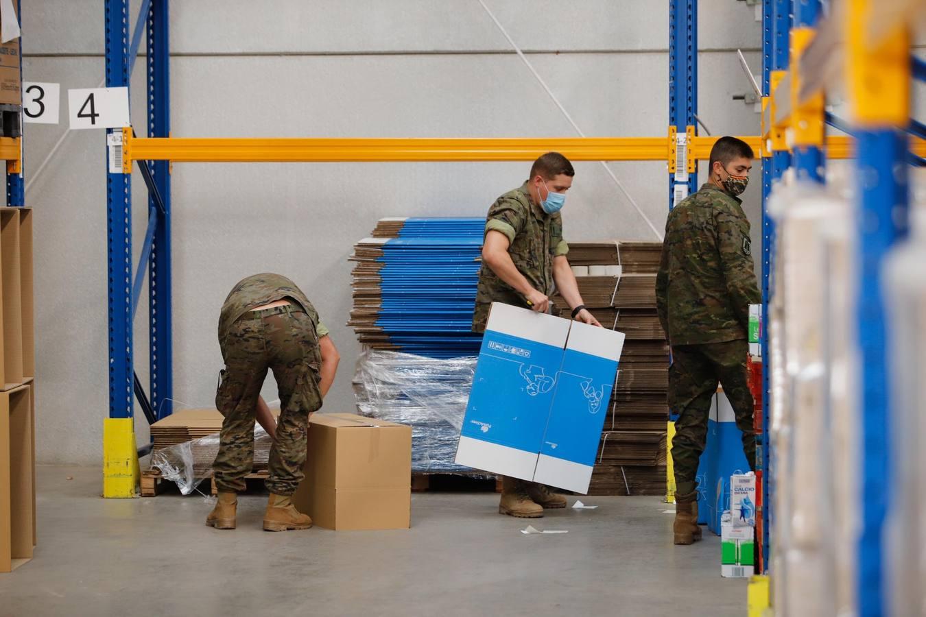 La misión más solidaria del Ejército en el Banco de Alimentos de Córdoba, en imágenes