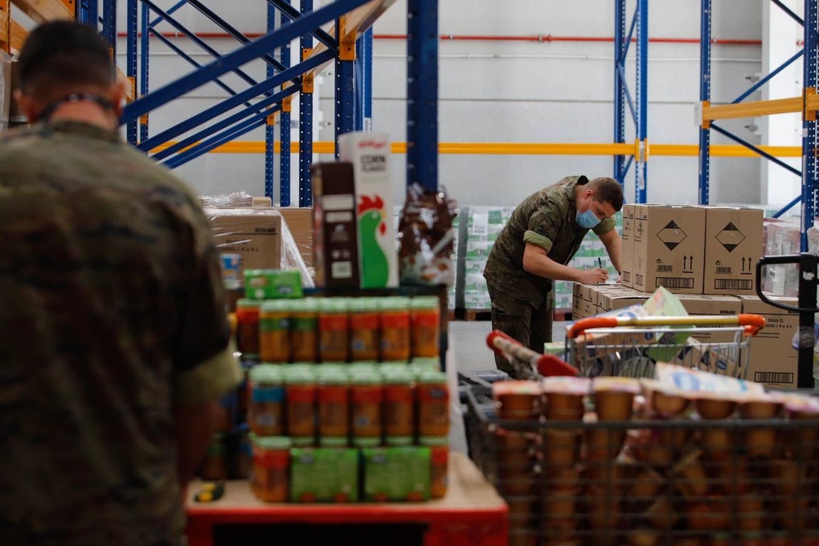 La misión más solidaria del Ejército en el Banco de Alimentos de Córdoba, en imágenes