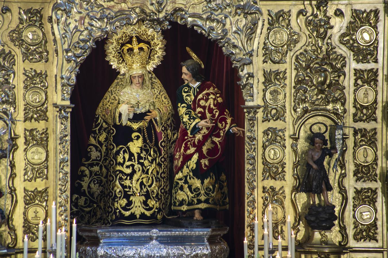 Altar del aniversario de la coronación canónica de la Virgen de la Amargura