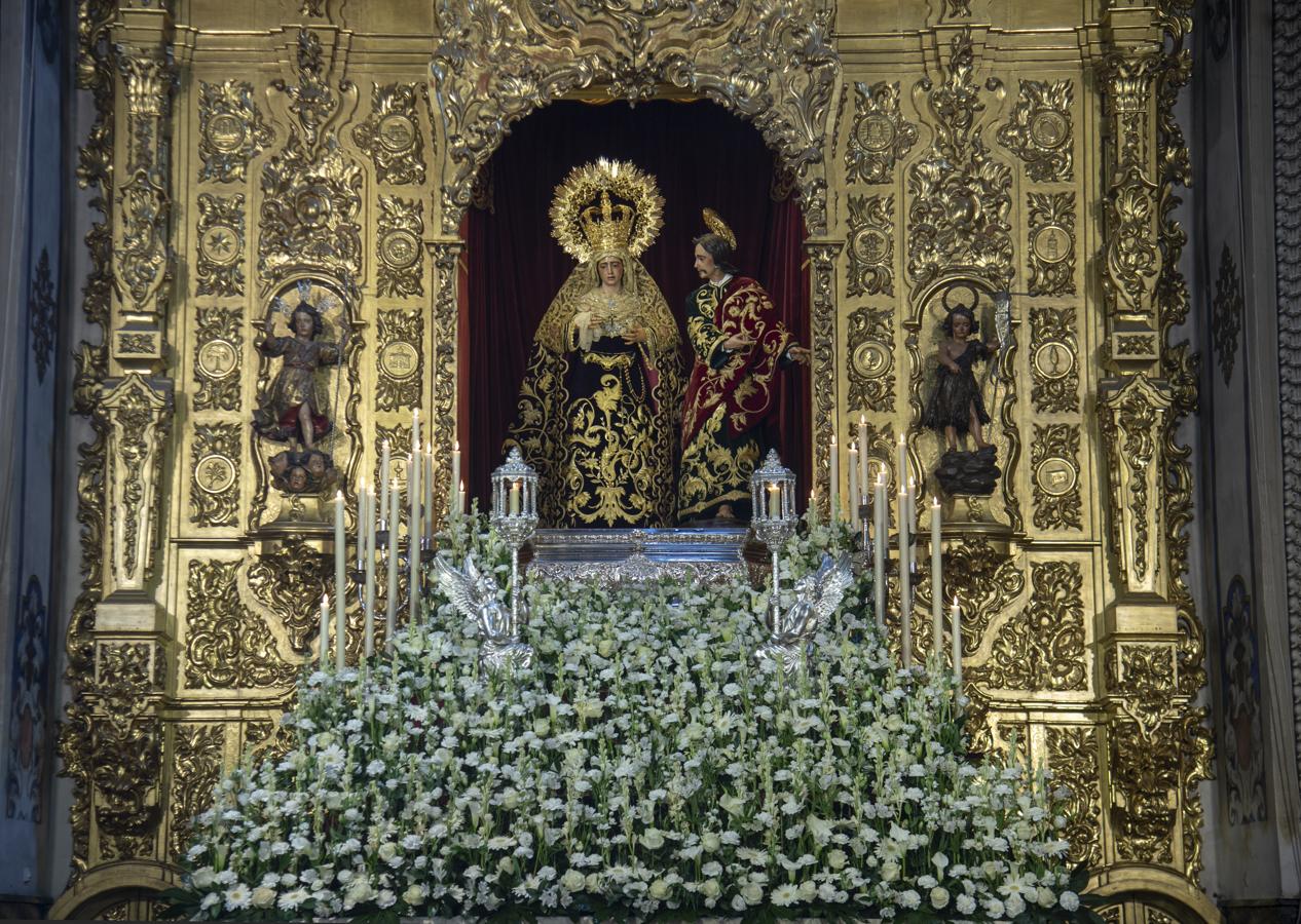 Altar del aniversario de la coronación canónica de la Virgen de la Amargura