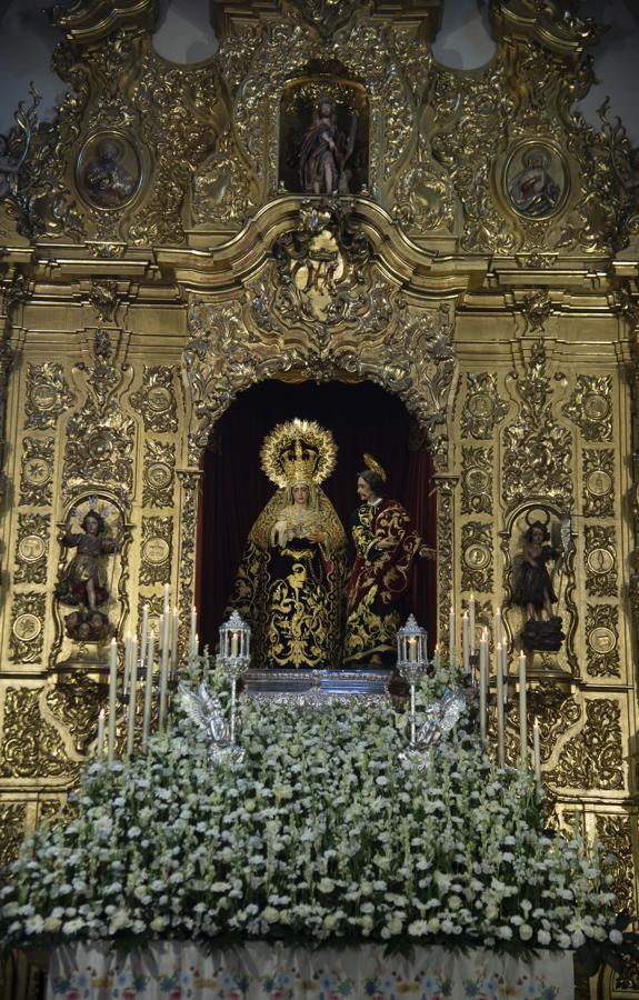 Altar del aniversario de la coronación canónica de la Virgen de la Amargura