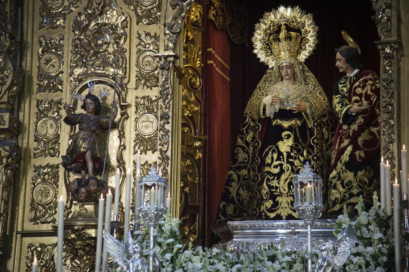 Altar del aniversario de la coronación canónica de la Virgen de la Amargura