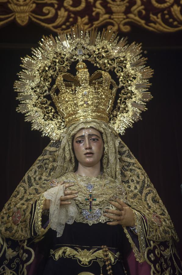 Altar del aniversario de la coronación canónica de la Virgen de la Amargura