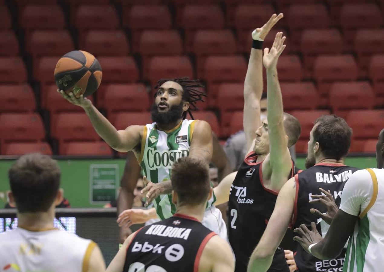 Las mejores imágenes del partido entre el Coosur Real Betis y el Bilbao Basket