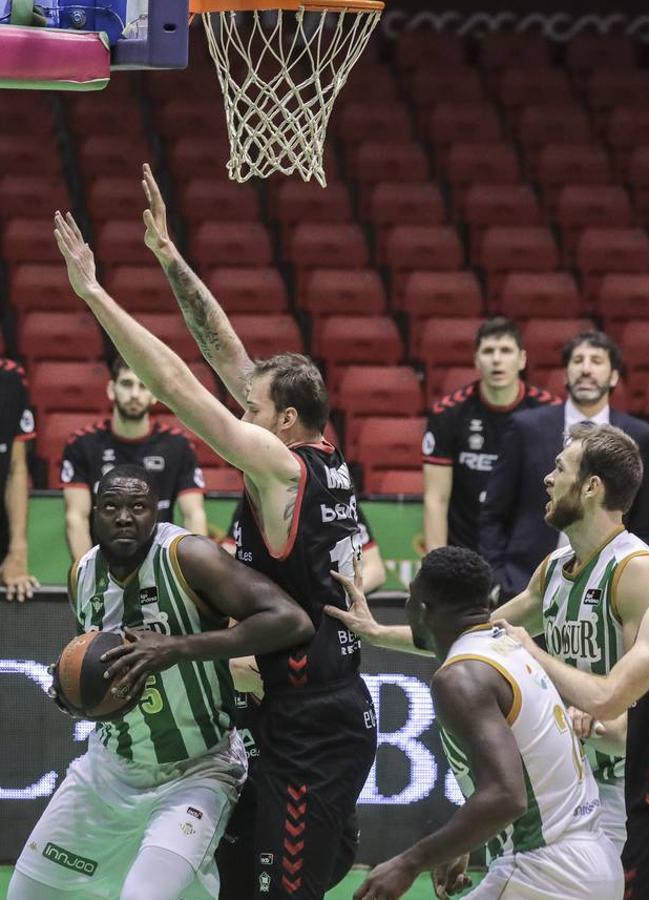 Las mejores imágenes del partido entre el Coosur Real Betis y el Bilbao Basket