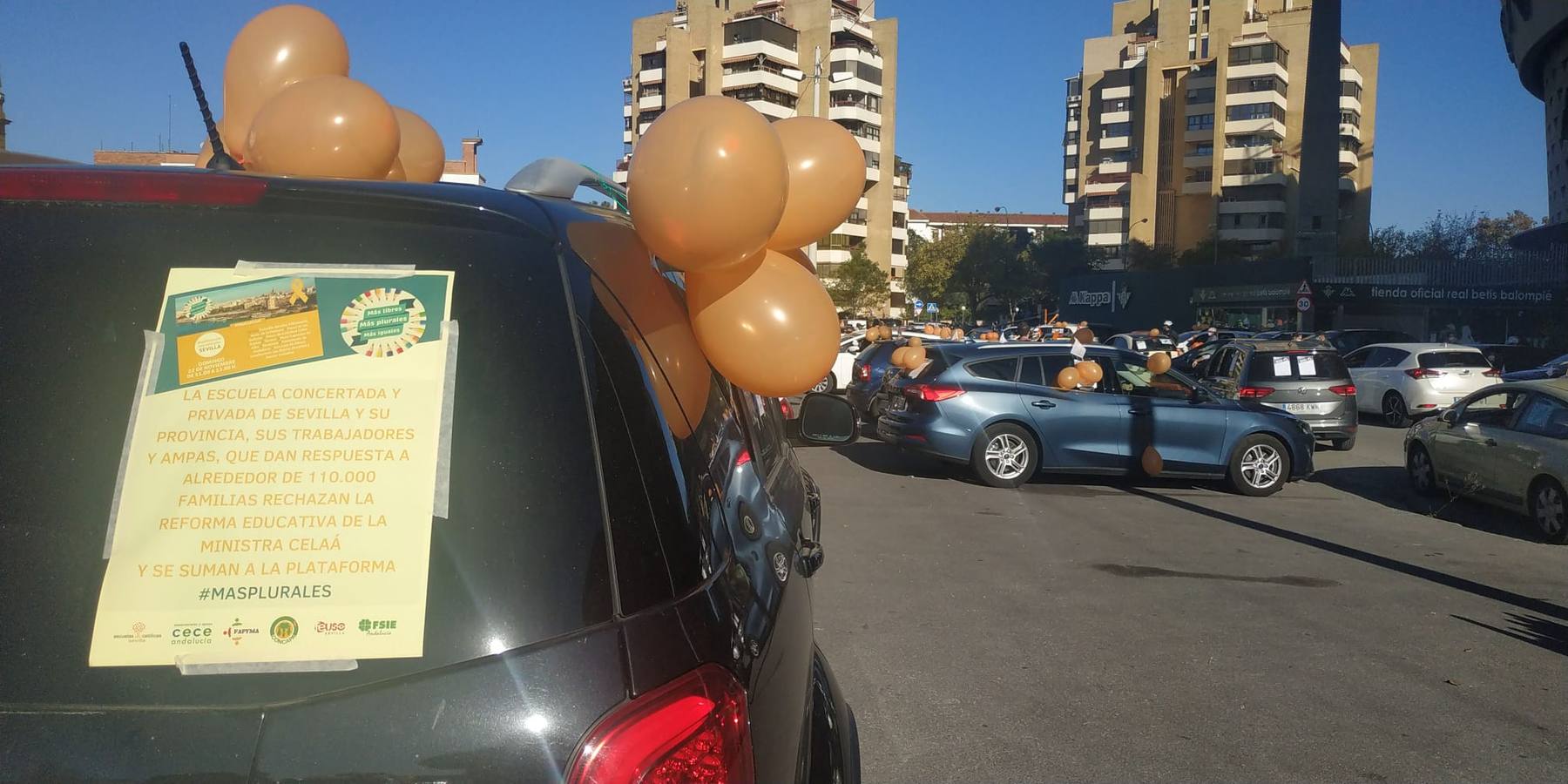 La protesta de la educación concertada de Sevilla por la Ley Celáa, en imágenes