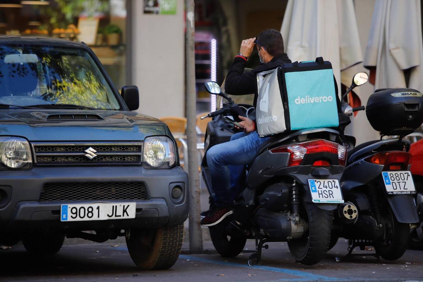 El trabajo de los repartidores en Córdoba, en imágenes