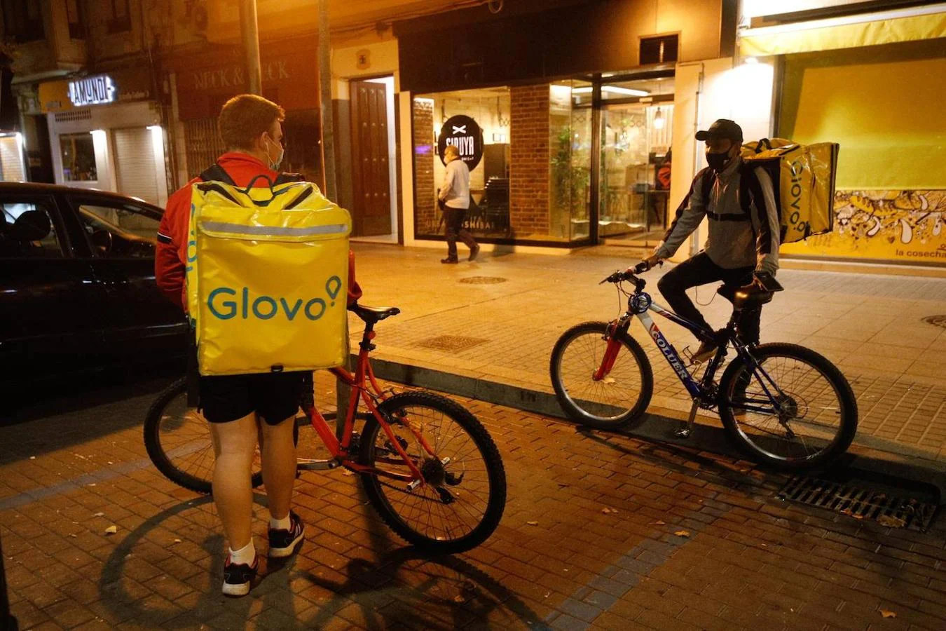 El día a día de los repartidores en Córdoba | «Riders», pedaladas a tres euros por servicio