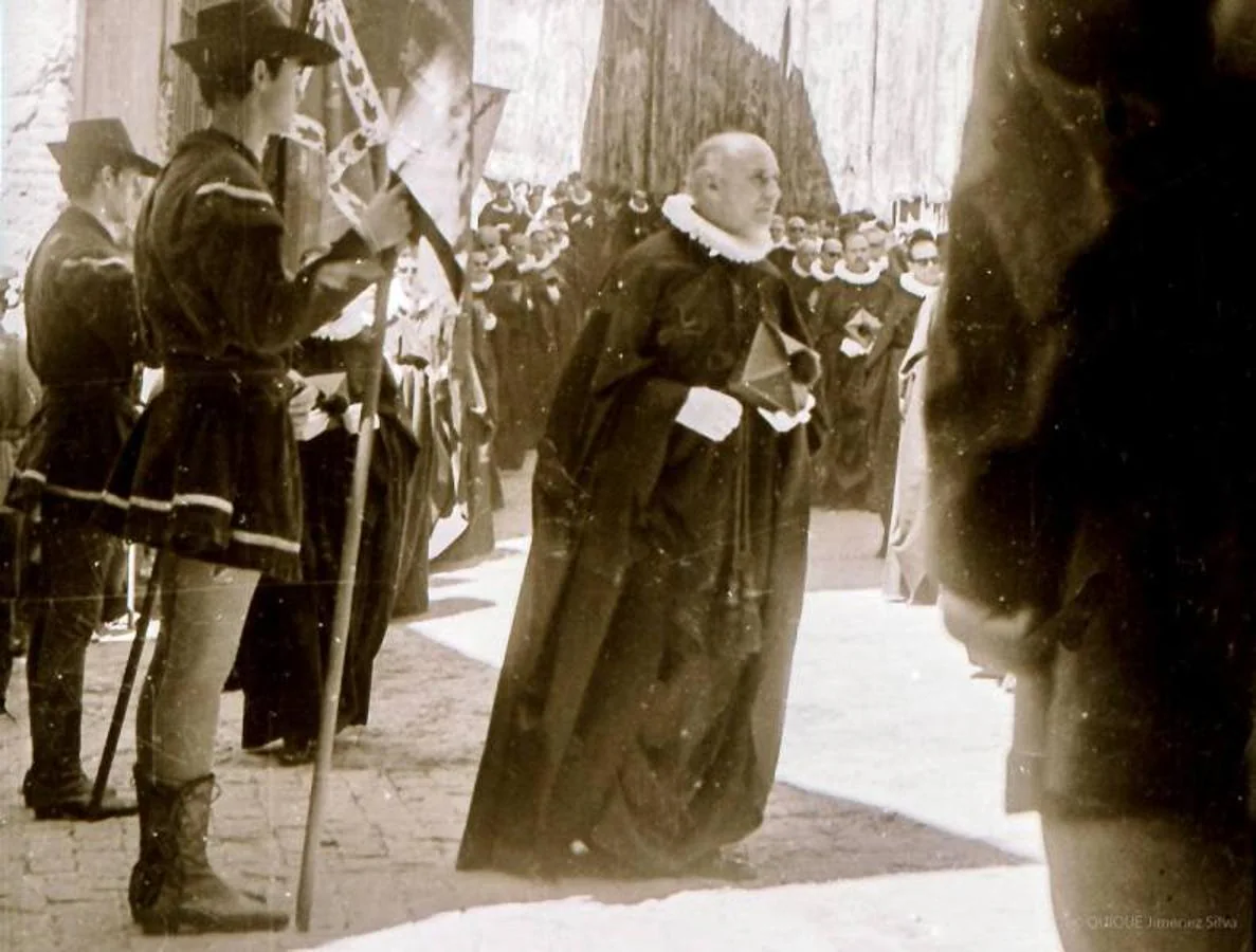 La procesión del Corpus Christi a su paso por los Cuatro Tiempos durante el rodaje de La Celestina (C. F. Ardavín, 1969). Fotografía del Archivo Vasil.. 