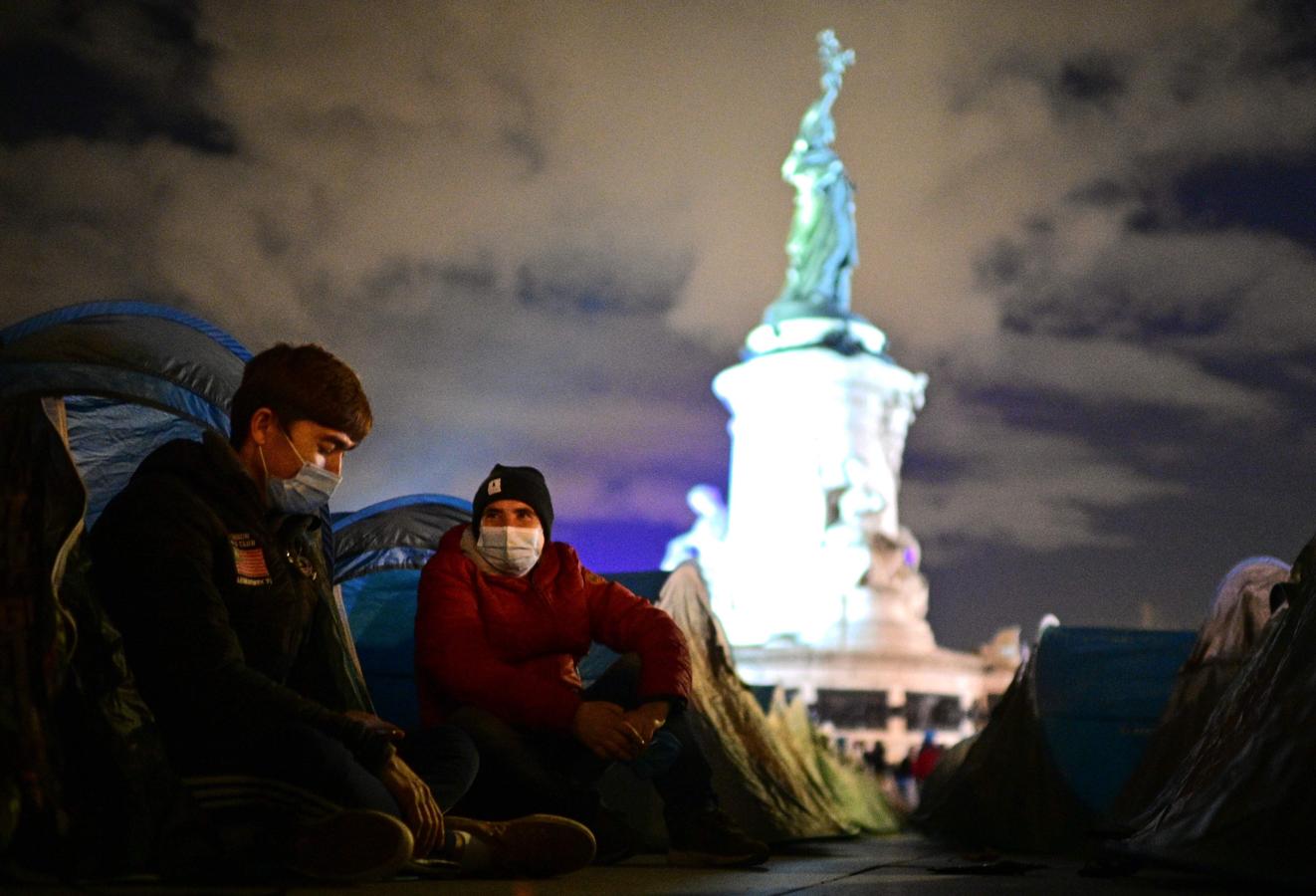 En imágenes: Así ha sido el desalojo de un campamento de inmigrantes en el centro de París